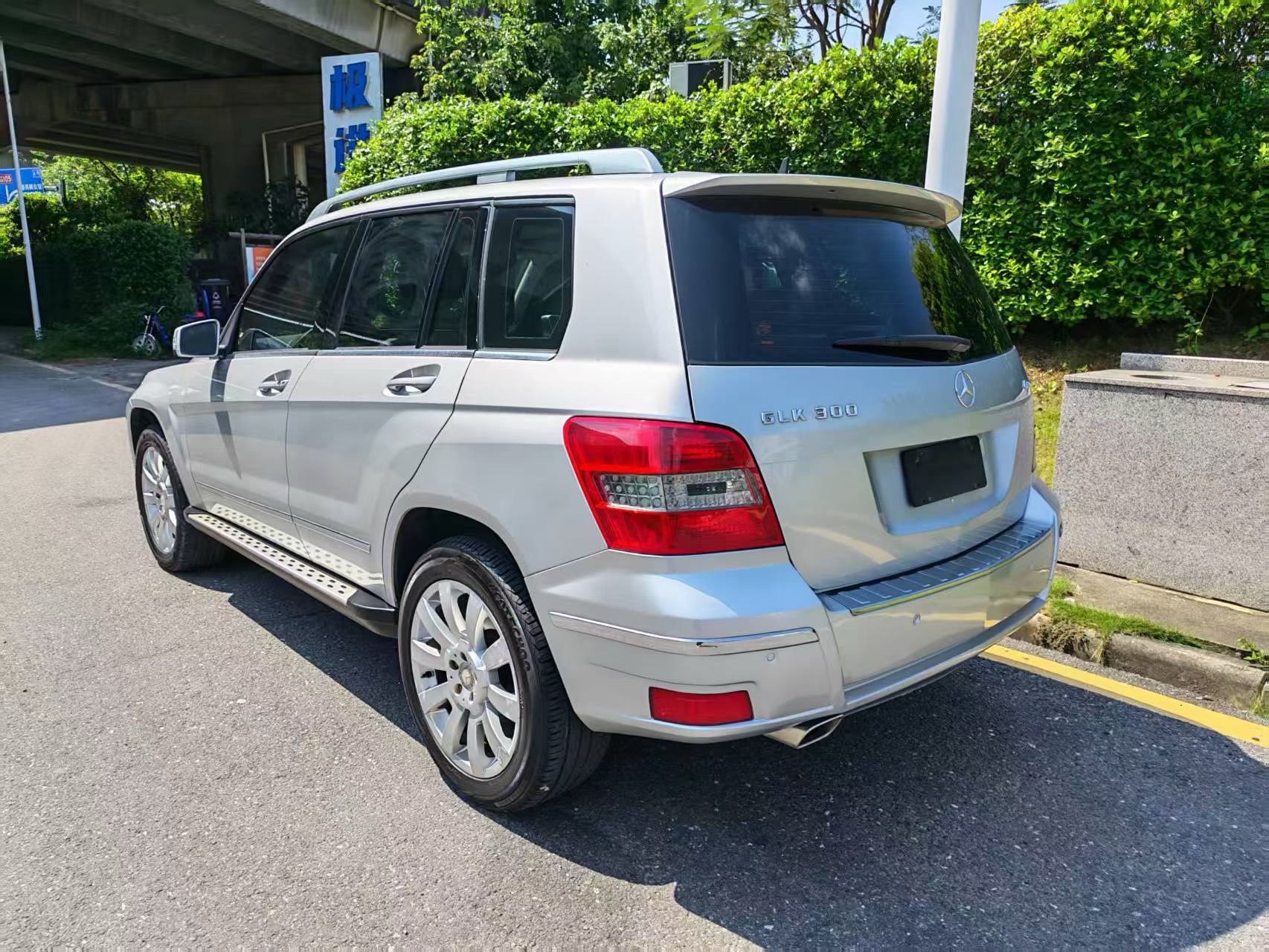 2010 Mercedes-Benz GLK300 — photo