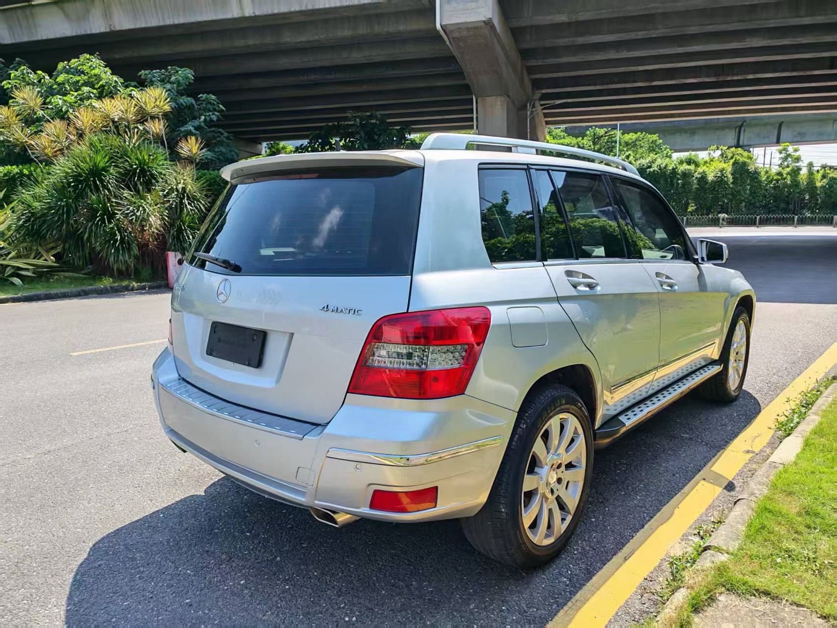 2010 Mercedes-Benz GLK300 — photo