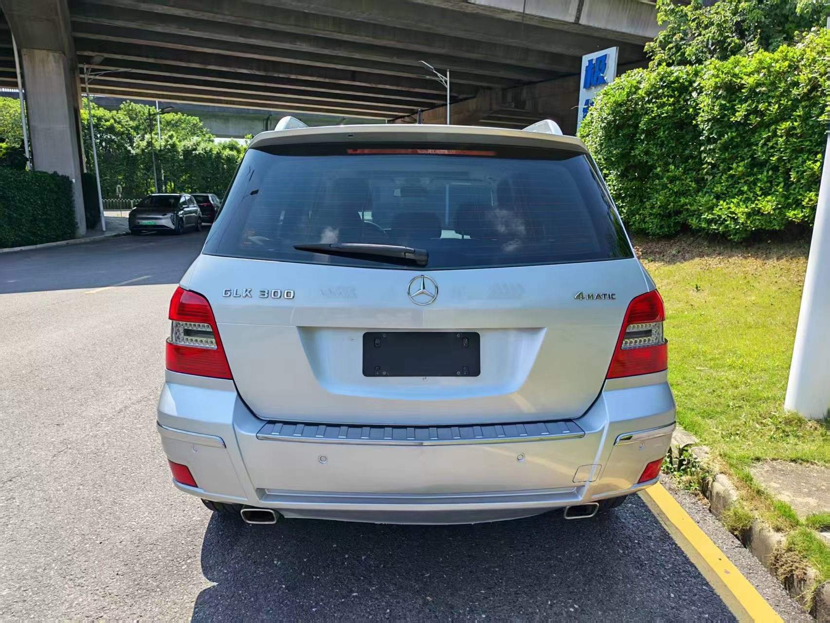 2010 Mercedes-Benz GLK300 — photo